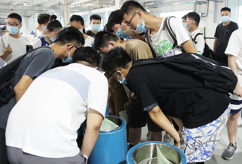 輕工業(yè)學院師生參觀